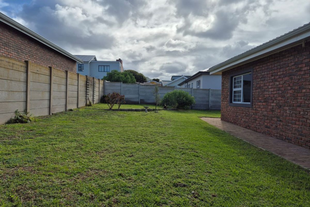 3 Bedroom House in Still Bay West - Photo 5