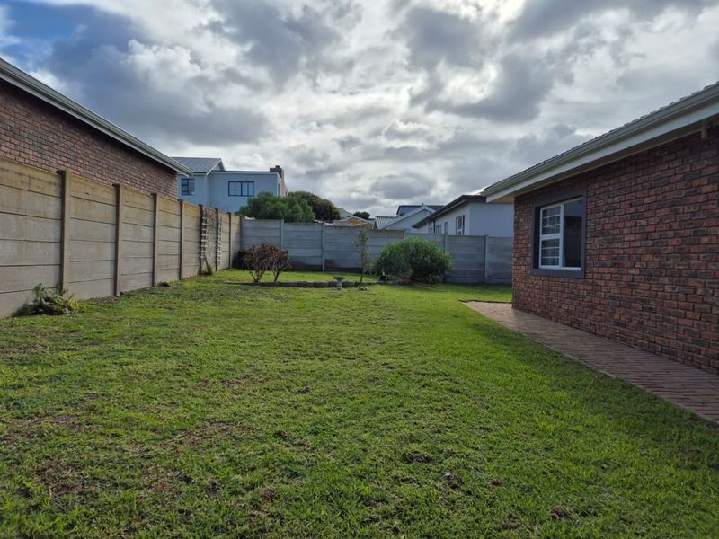 3 Bedroom House in Still Bay West - Photo 5