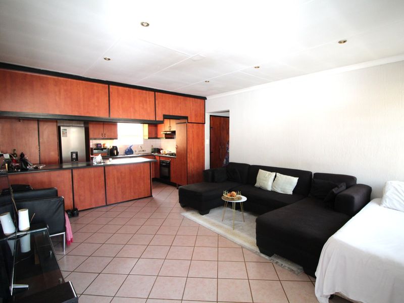 First Floor 3-Bedroom Apartment – For Sale - Photo 4