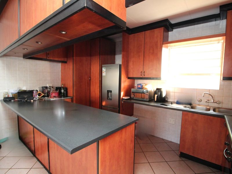 First Floor 3-Bedroom Apartment – For Sale - Photo 7