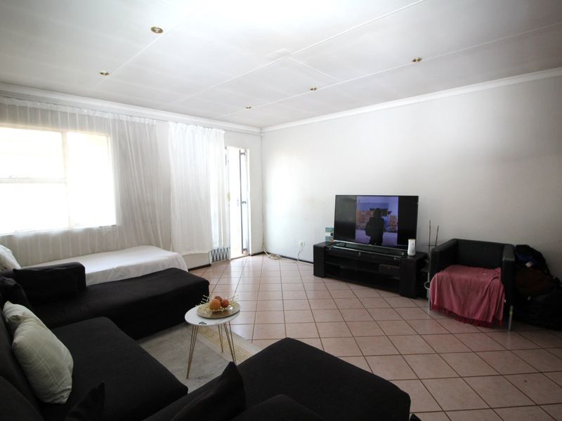 First Floor 3-Bedroom Apartment – For Sale - Photo 5