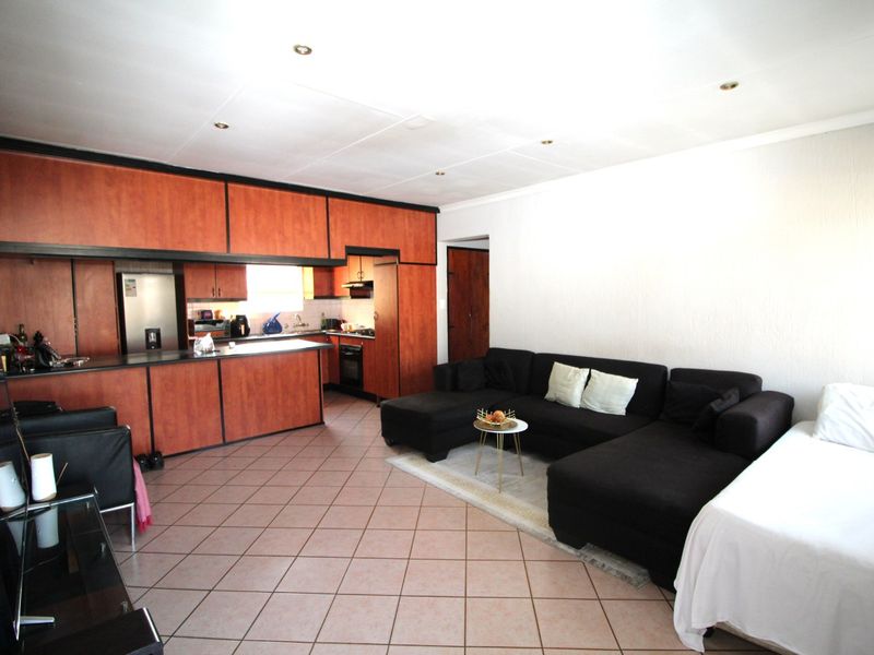 First Floor 3-Bedroom Apartment – For Sale - Photo 3