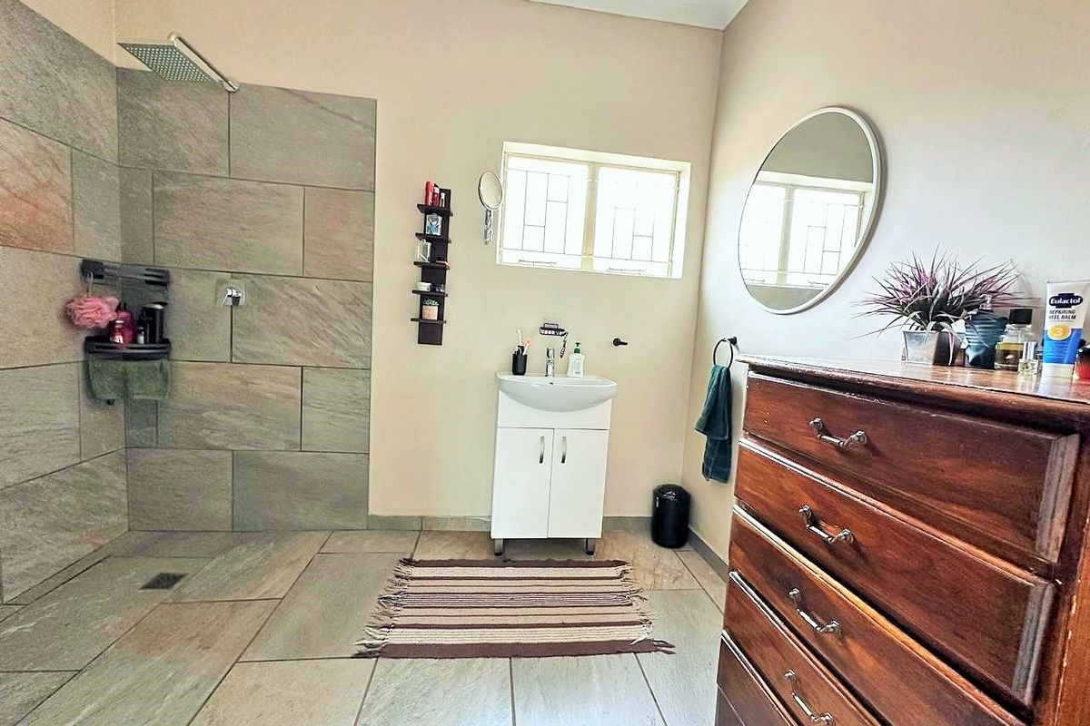 VERY SPACIOUS  & NEAT HOUSE AWAITING FOR YOU ! ! ! - Photo 5