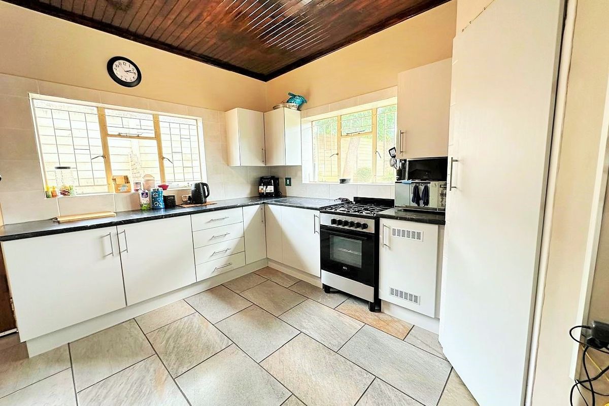 VERY SPACIOUS  & NEAT HOUSE AWAITING FOR YOU ! ! ! - Photo 3