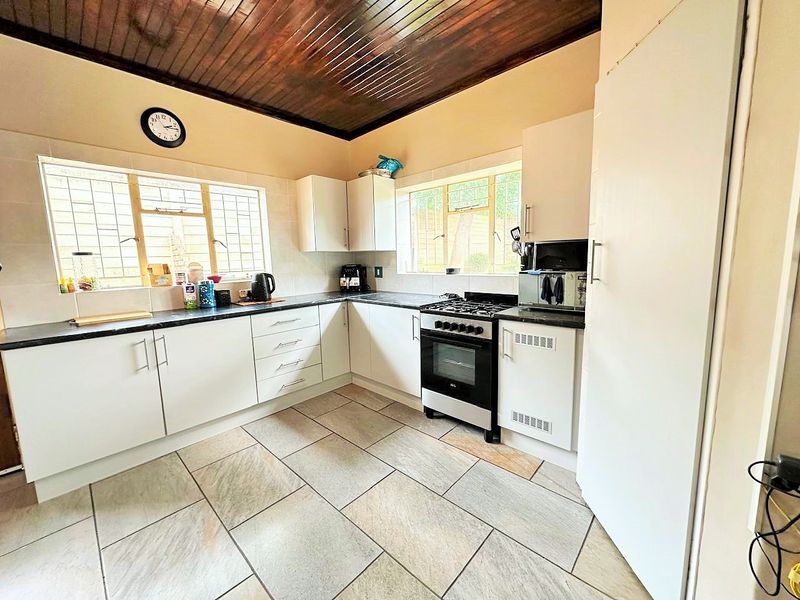 VERY SPACIOUS  & NEAT HOUSE AWAITING FOR YOU ! ! ! - Photo 3