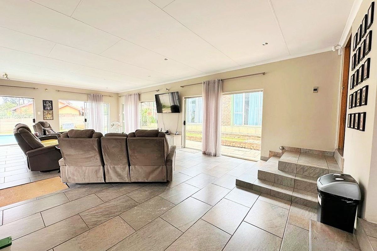 VERY SPACIOUS  & NEAT HOUSE AWAITING FOR YOU ! ! ! - Photo 2