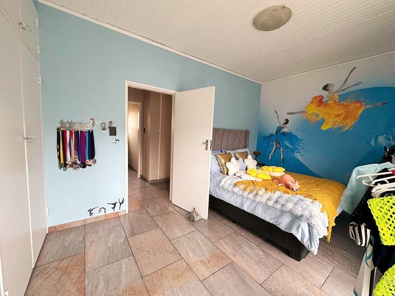 VERY SPACIOUS  & NEAT HOUSE AWAITING FOR YOU ! ! ! - Photo 9