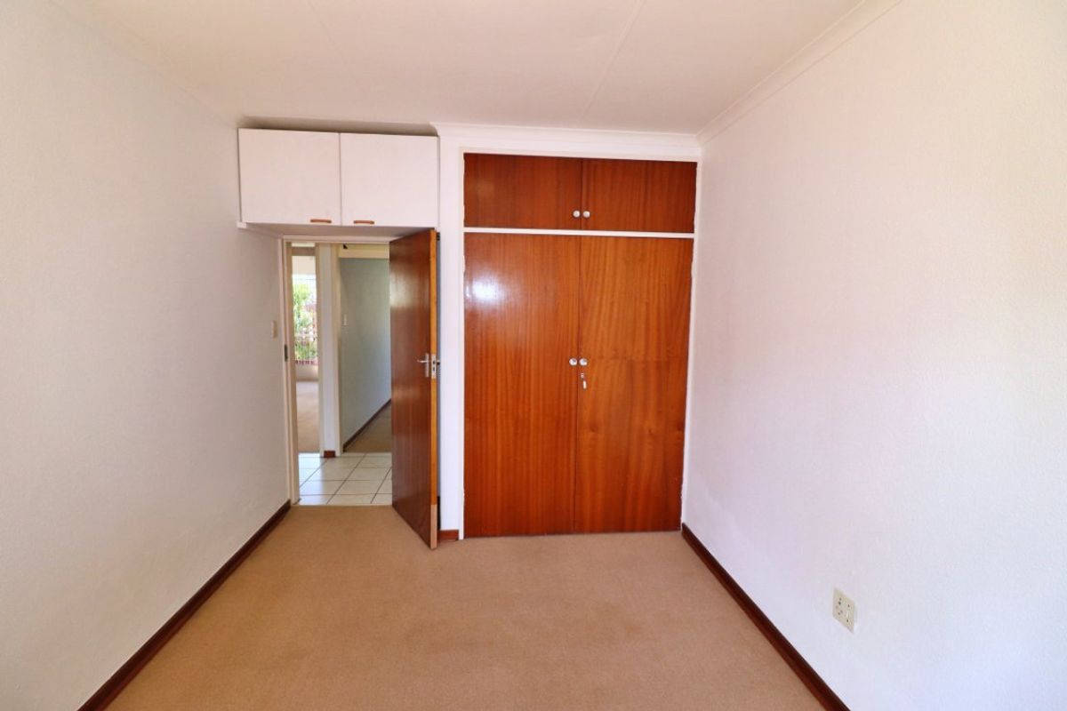 Stylish & Secure 3 Bedroom Townhouse with Sunny Patio & Garden Retreat  - Photo 5