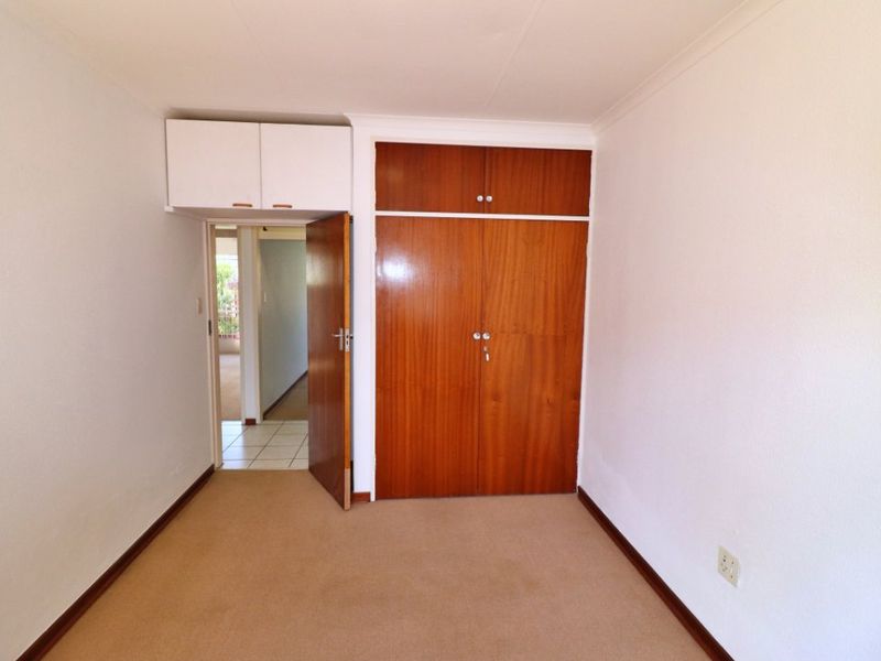 Stylish & Secure 3 Bedroom Townhouse with Sunny Patio & Garden Retreat  - Photo 5