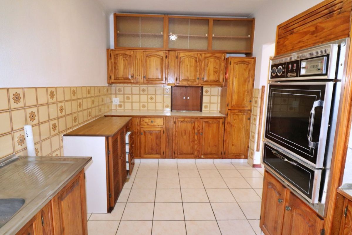 Stylish & Secure 3 Bedroom Townhouse with Sunny Patio & Garden Retreat  - Photo 2