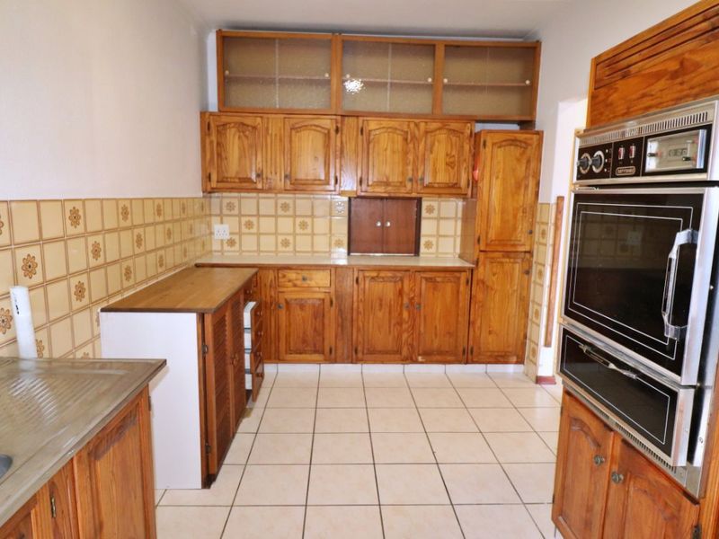 Stylish & Secure 3 Bedroom Townhouse with Sunny Patio & Garden Retreat  - Photo 2