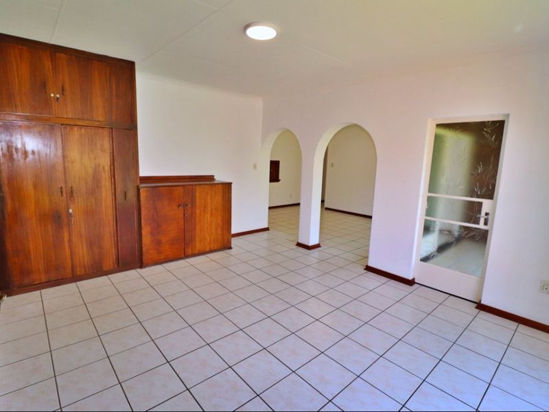 Stylish & Secure 3 Bedroom Townhouse with Sunny Patio & Garden Retreat  - Photo 9