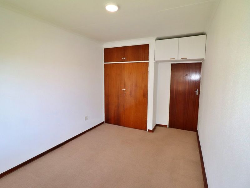 Stylish & Secure 3 Bedroom Townhouse with Sunny Patio & Garden Retreat  - Photo 6