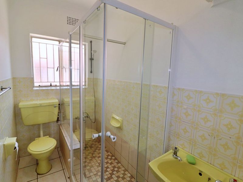 Stylish & Secure 3 Bedroom Townhouse with Sunny Patio & Garden Retreat  - Photo 7