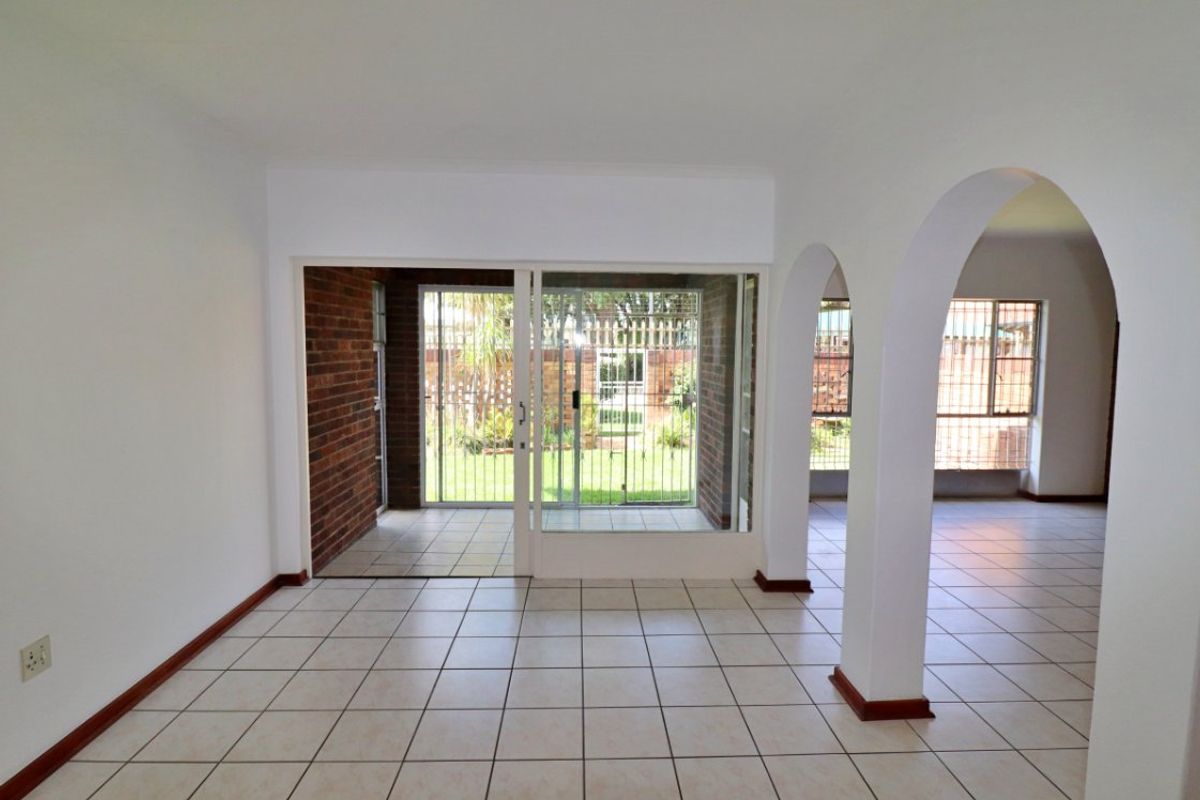 Stylish & Secure 3 Bedroom Townhouse with Sunny Patio & Garden Retreat  - Photo 3
