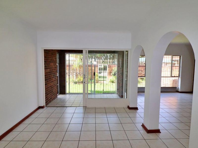 Stylish & Secure 3 Bedroom Townhouse with Sunny Patio & Garden Retreat  - Photo 3