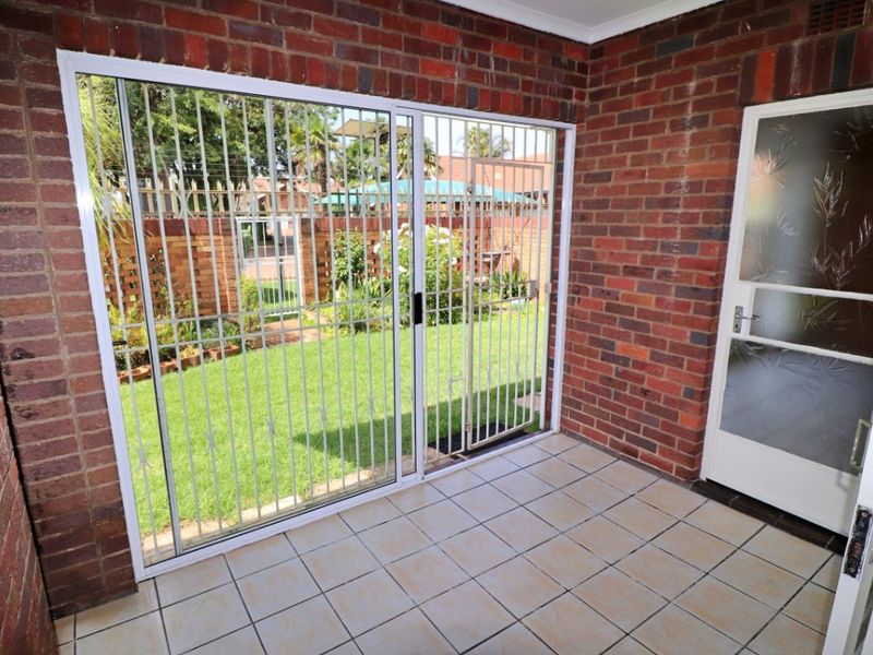 Stylish & Secure 3 Bedroom Townhouse with Sunny Patio & Garden Retreat  - Photo 8