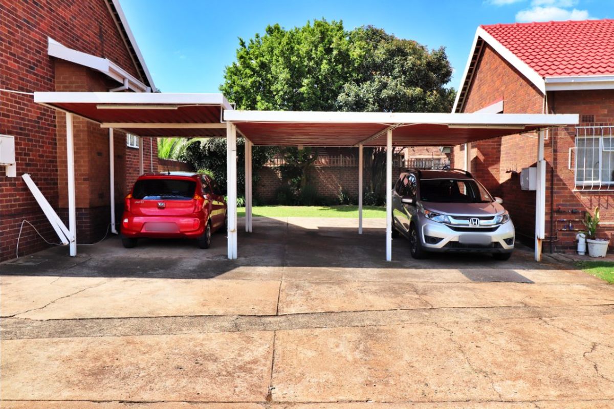 Stylish & Secure 3 Bedroom Townhouse with Sunny Patio & Garden Retreat  - Photo 4