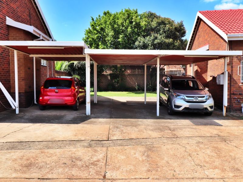 Stylish & Secure 3 Bedroom Townhouse with Sunny Patio & Garden Retreat  - Photo 4