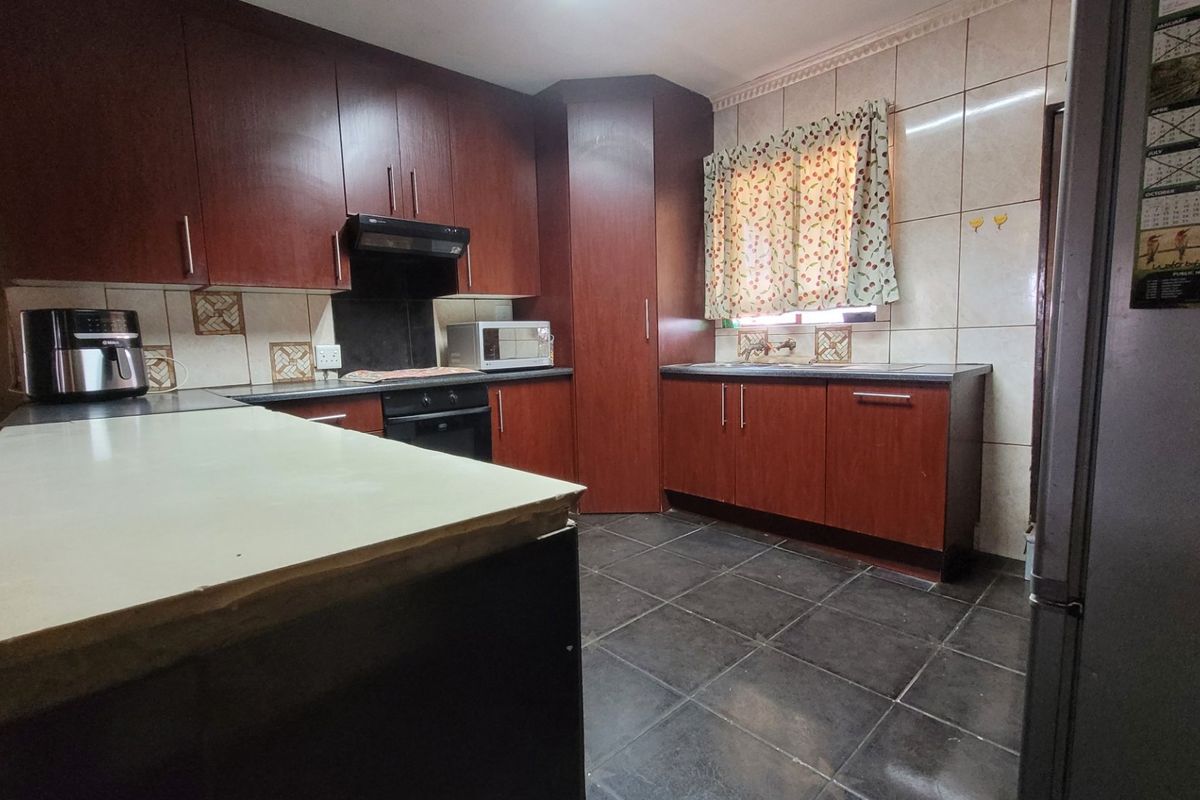 Charming 2.6ha Farm with Two Homes & Pool in Meyerton. - Photo 3