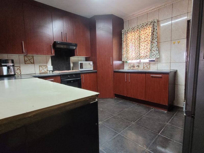 Charming 2.6ha Farm with Two Homes & Pool in Meyerton. - Photo 3