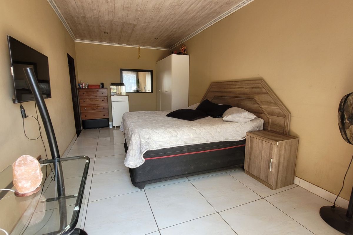 Charming 2.6ha Farm with Two Homes & Pool in Meyerton. - Photo 4