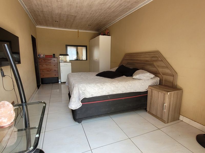 Charming 2.6ha Farm with Two Homes & Pool in Meyerton. - Photo 4