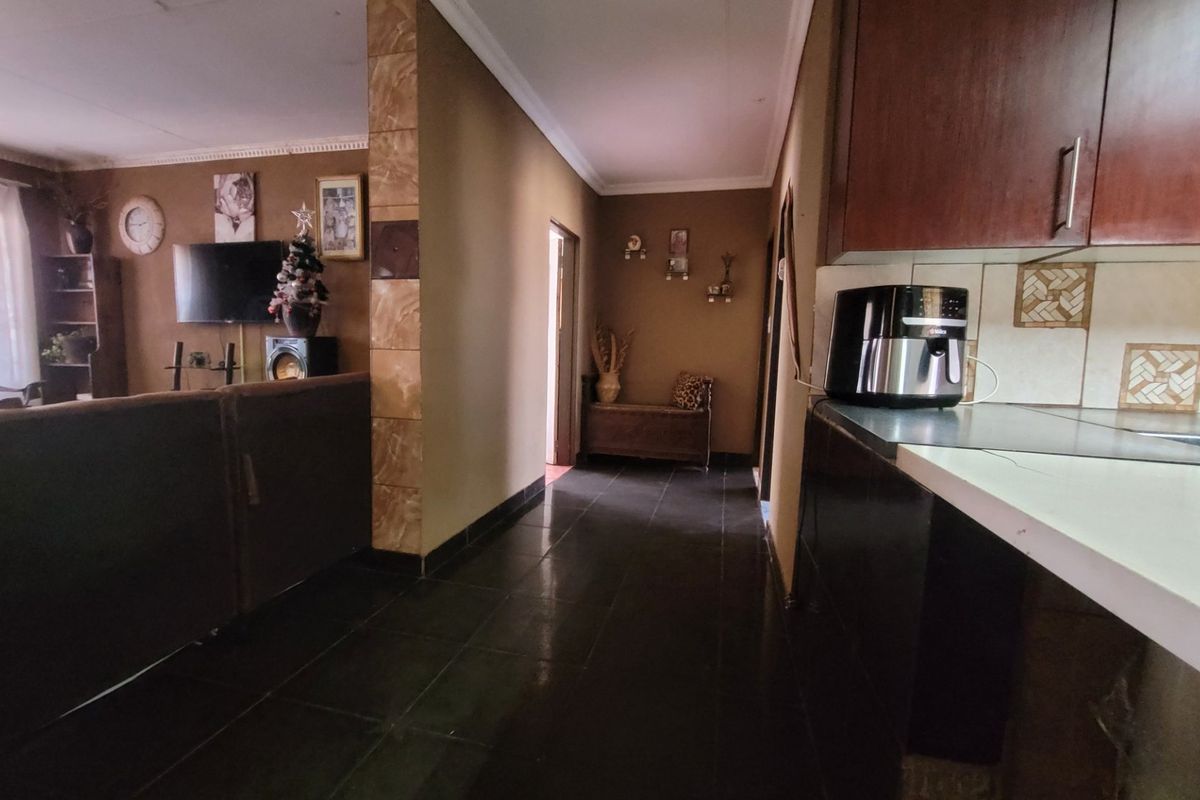 Charming 2.6ha Farm with Two Homes & Pool in Meyerton. - Photo 5