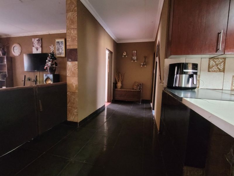 Charming 2.6ha Farm with Two Homes & Pool in Meyerton. - Photo 5