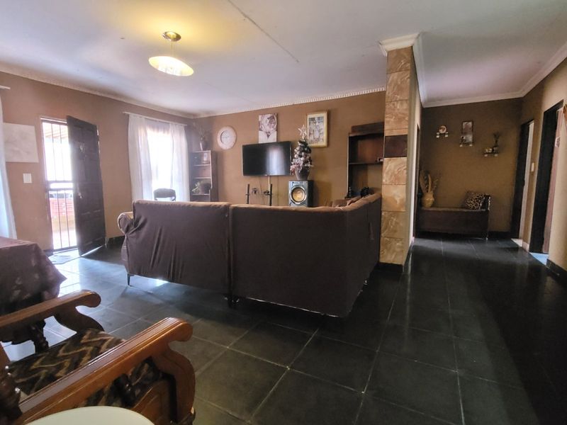 Charming 2.6ha Farm with Two Homes & Pool in Meyerton. - Photo 8