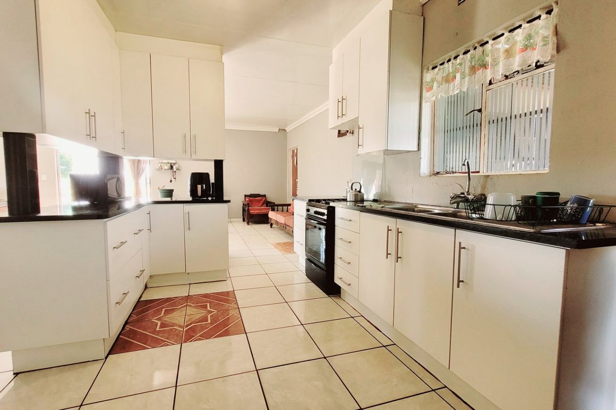 Charming 2.6ha Farm with Two Homes & Pool in Meyerton. - Photo 2