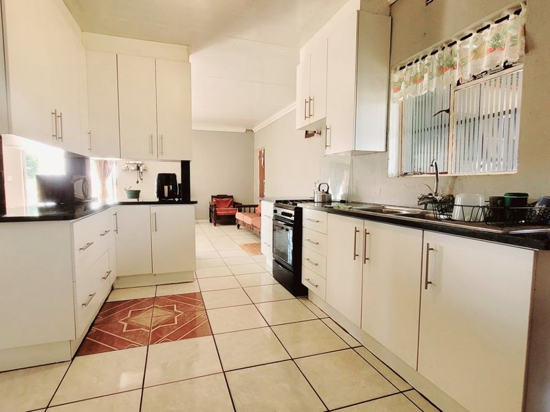 Charming 2.6ha Farm with Two Homes & Pool in Meyerton. - Photo 2