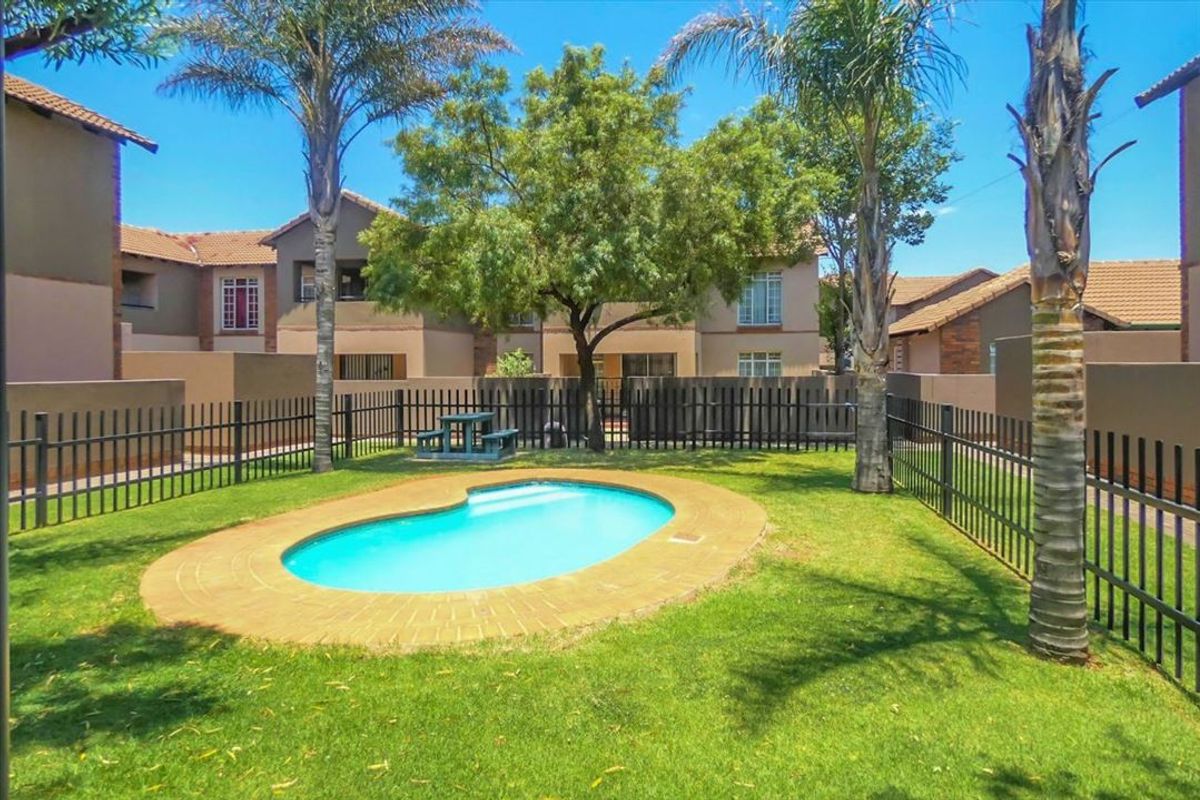 Cozy Home with Pool and Practical Layout - Photo 3