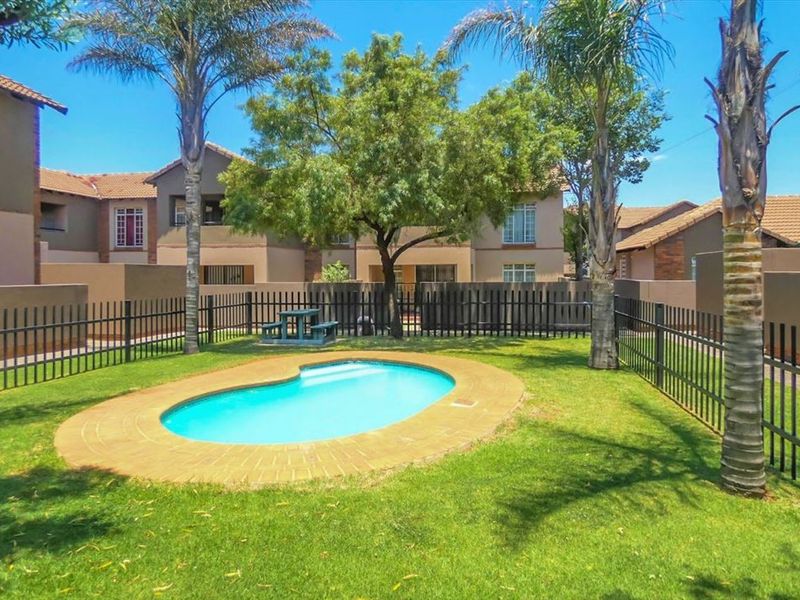 Cozy Home with Pool and Practical Layout - Photo 3