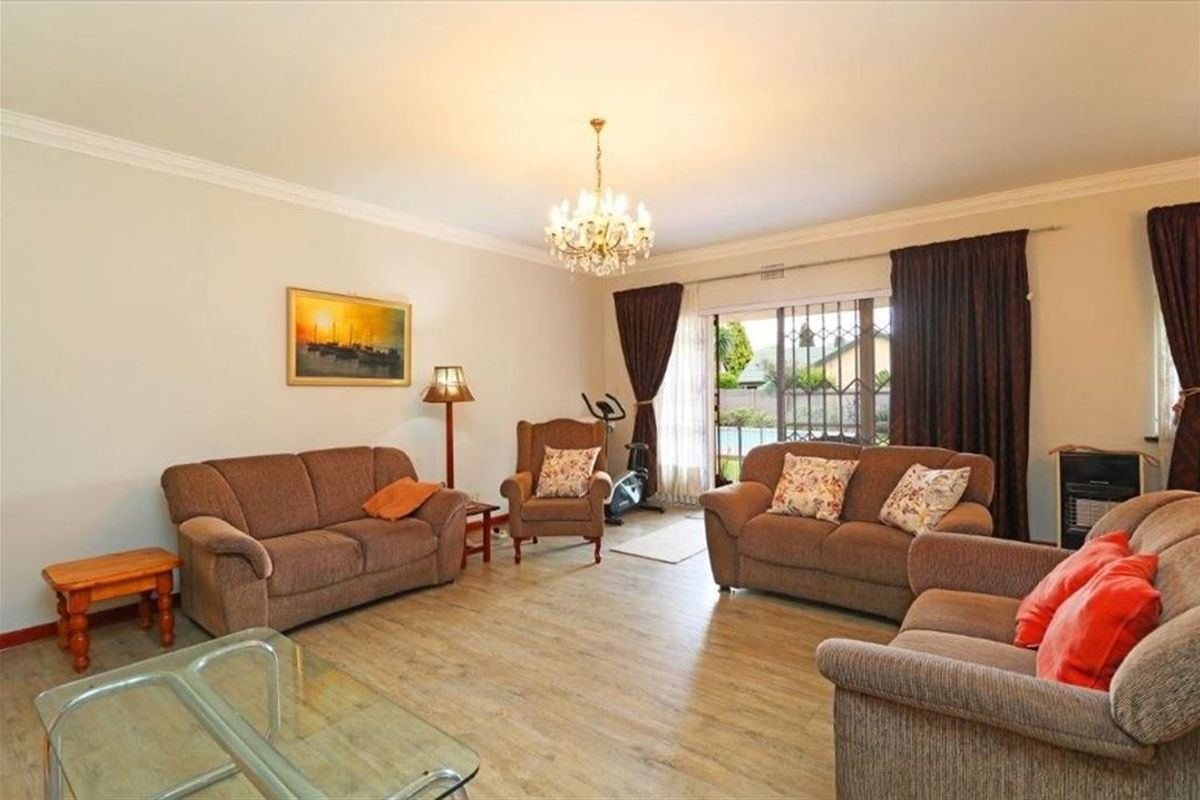 Elegant Family Home with Pool and Staff Quarters - Photo 2