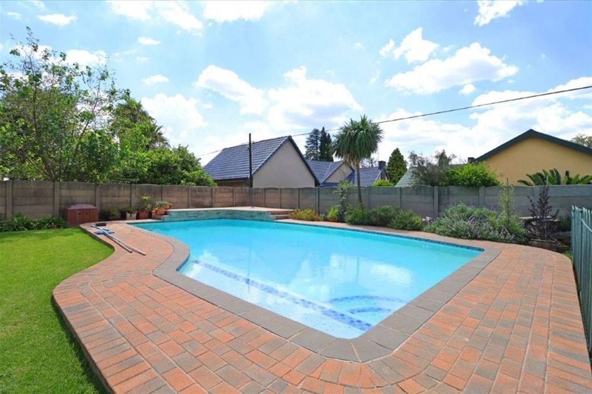 Elegant Family Home with Pool and Staff Quarters - Photo 3