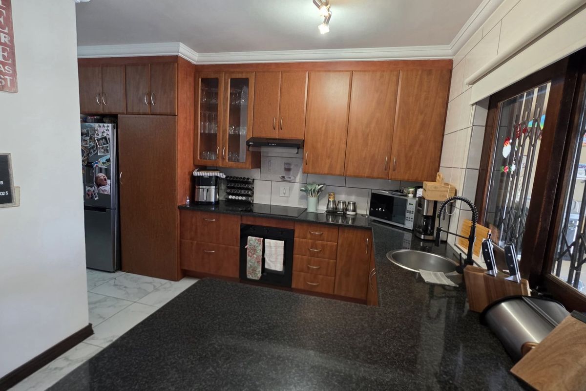 Modern Townhouse with Solar Backup - Photo 2