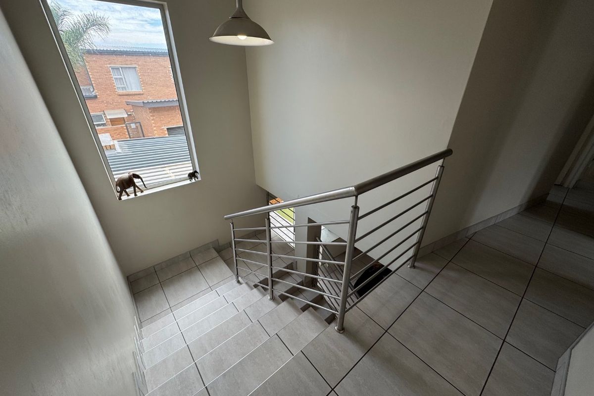 Spacious Family Home with Double Garage - Photo 5