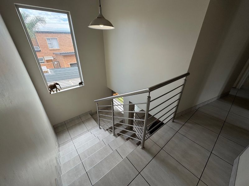 Spacious Family Home with Double Garage - Photo 5