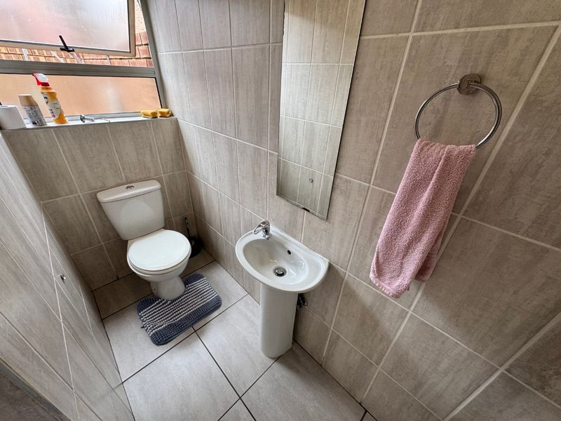 Spacious Family Home with Double Garage - Photo 10