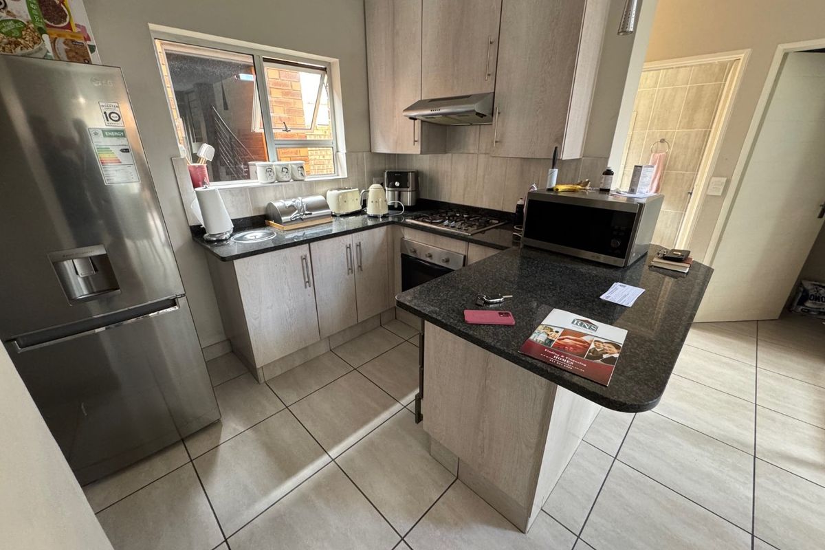 Spacious Family Home with Double Garage - Photo 2