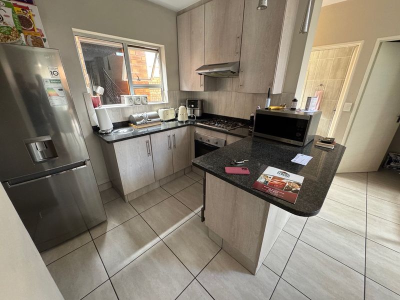 Spacious Family Home with Double Garage - Photo 2