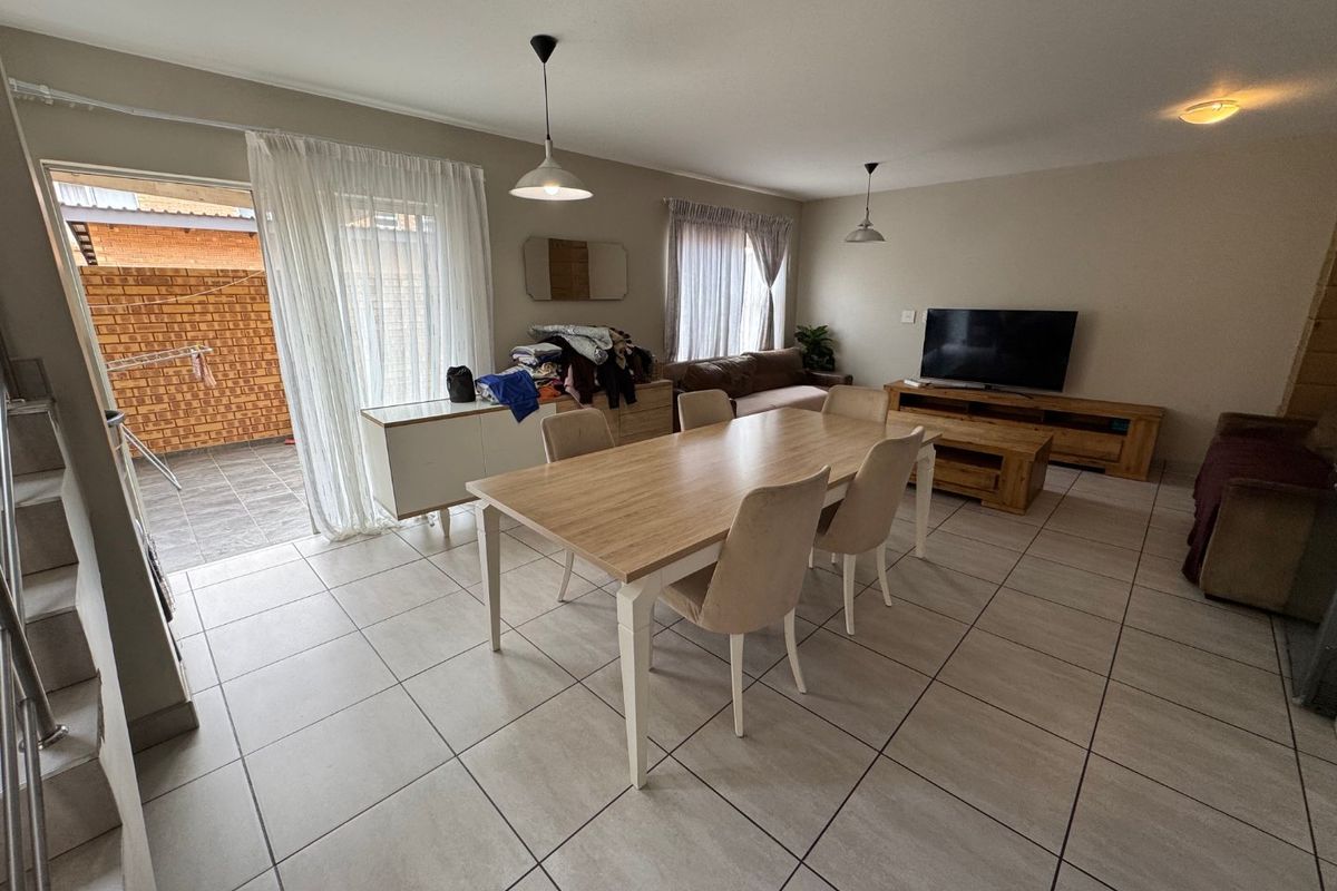 Spacious Family Home with Double Garage - Photo 3