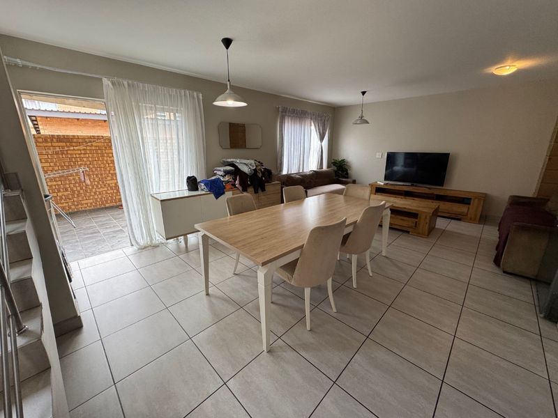 Spacious Family Home with Double Garage - Photo 3