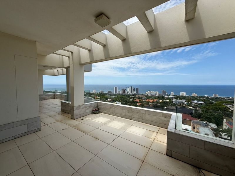 For Sale in Umhlanga, 3 Bedroom Penthouse with Teen pad.. - Photo 2
