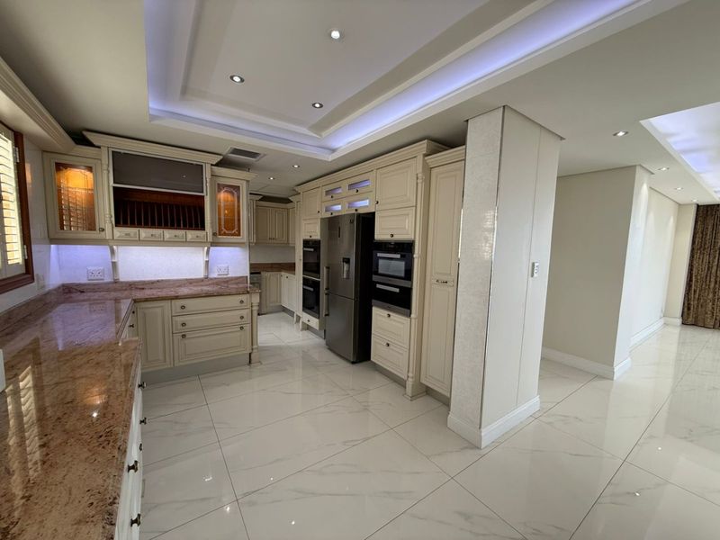 For Sale in Umhlanga, 3 Bedroom Penthouse with Teen pad.. - Photo 10