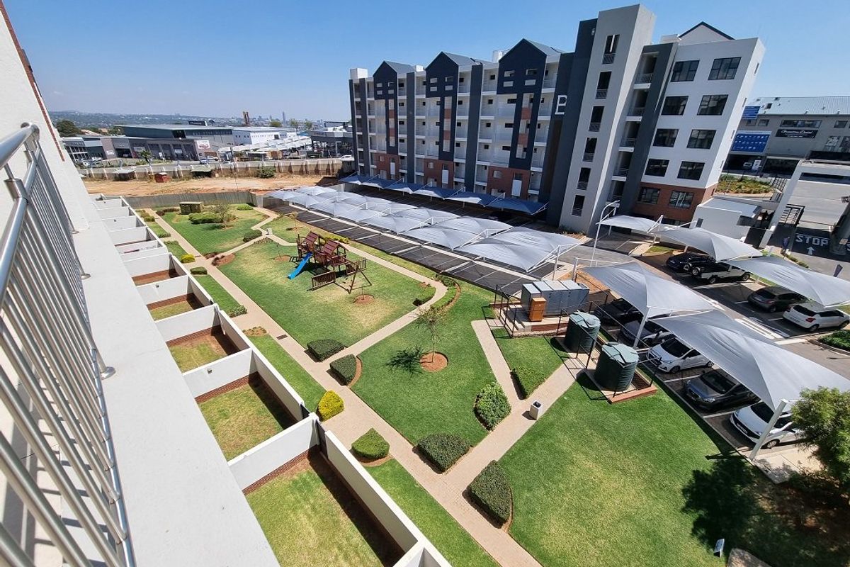 Emerald Skye - Ultra Modern, 2 Bedroom, 2 Bathroom Apartments - Photo 2