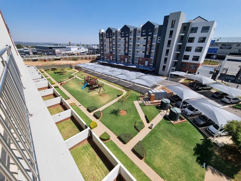 Emerald Skye - Ultra Modern, 2 Bedroom, 2 Bathroom Apartments - Photo 2