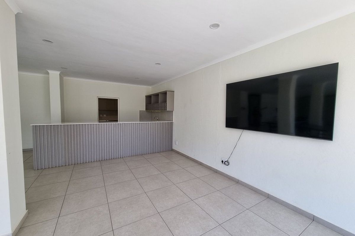 Emerald Skye - Ultra Modern, 2 Bedroom, 2 Bathroom Apartments - Photo 3