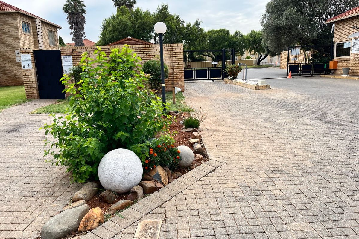 Well priced 2 bedroom apartment in SW5,  Vanderbijlpark - Photo 3